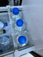 Teiler für Kühlschrankschublade mit Einteilung als Flaschenhalter.