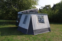 Calicave II Markisenzelt mit Erweiterungsdreiecken-Front mit Panoramafenster mit Verdunkelung-Seite 1 mit Rolltüre Sichtfenster-Seite 2 mit Panoramafenster mit Verdunkelung-102  - silver gray Akzentfarbe royal blue