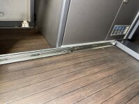 Grand Pullout III - Heckauszug für Grand California v+h und zusätzlich seitlich Airlineschienen, Tischhalterung ab MJ 2026 (Eiche grauer Tisch),  ohne Montageservice