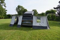 Aus Ausstellung Calicave II Markisenzelt mit Erweiterungsdreiecken-Front geschlossen mit Rolltüre-Seite 1 mit Rolltüre ohne Sichtfenster-Seite 2 mit Panoramafenster mit Verdunkelung-101  - silver gray Akzentfarbe anthracite