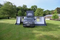 Calicave II Markisenzelt mit Erweiterungsdreiecken-Front mit Panoramafenster / Verdunkelung und Rolltüre-Seite 1 mit Rolltüre ohne Sichtfenster-Seite 2 mit Panoramafenster mit Verdunkelung-101  - siver gray Akzentfarbe anthracite #Lager